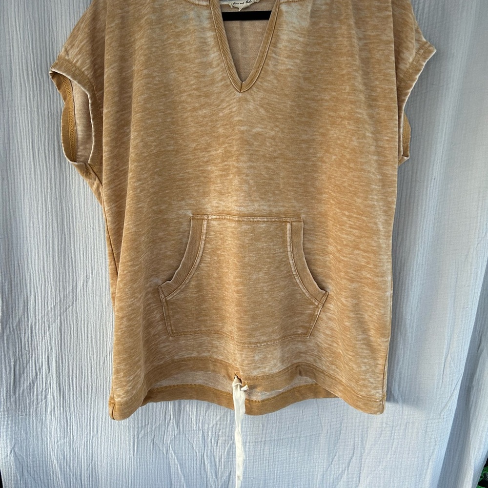 Jane and Delancey Short Sleeve V-Neck Pullover in Tan